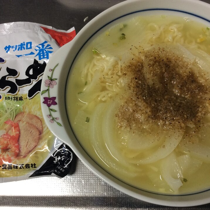 玉ねぎと魚粉入り塩ラーメン(サッポロ一番)